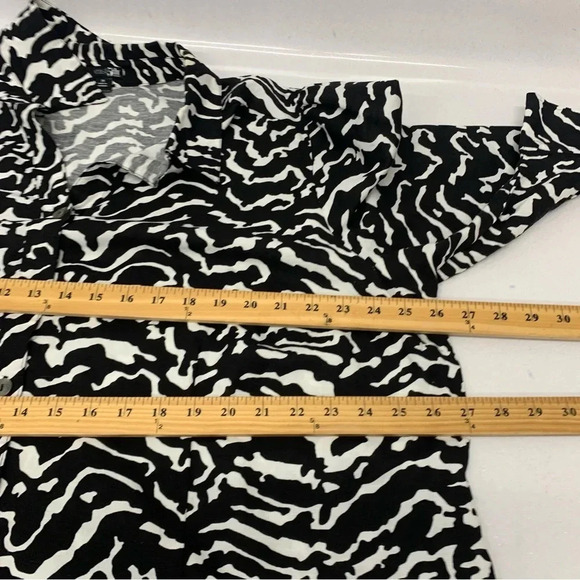 East 5th‎ Womans Blouse Top Size 3X  Linen Rayon Black White Zebra Print  Button - Picture 12 of 12